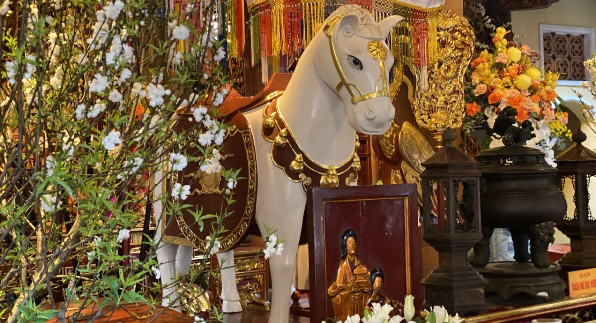 Bach ma temple hanoi old quarter